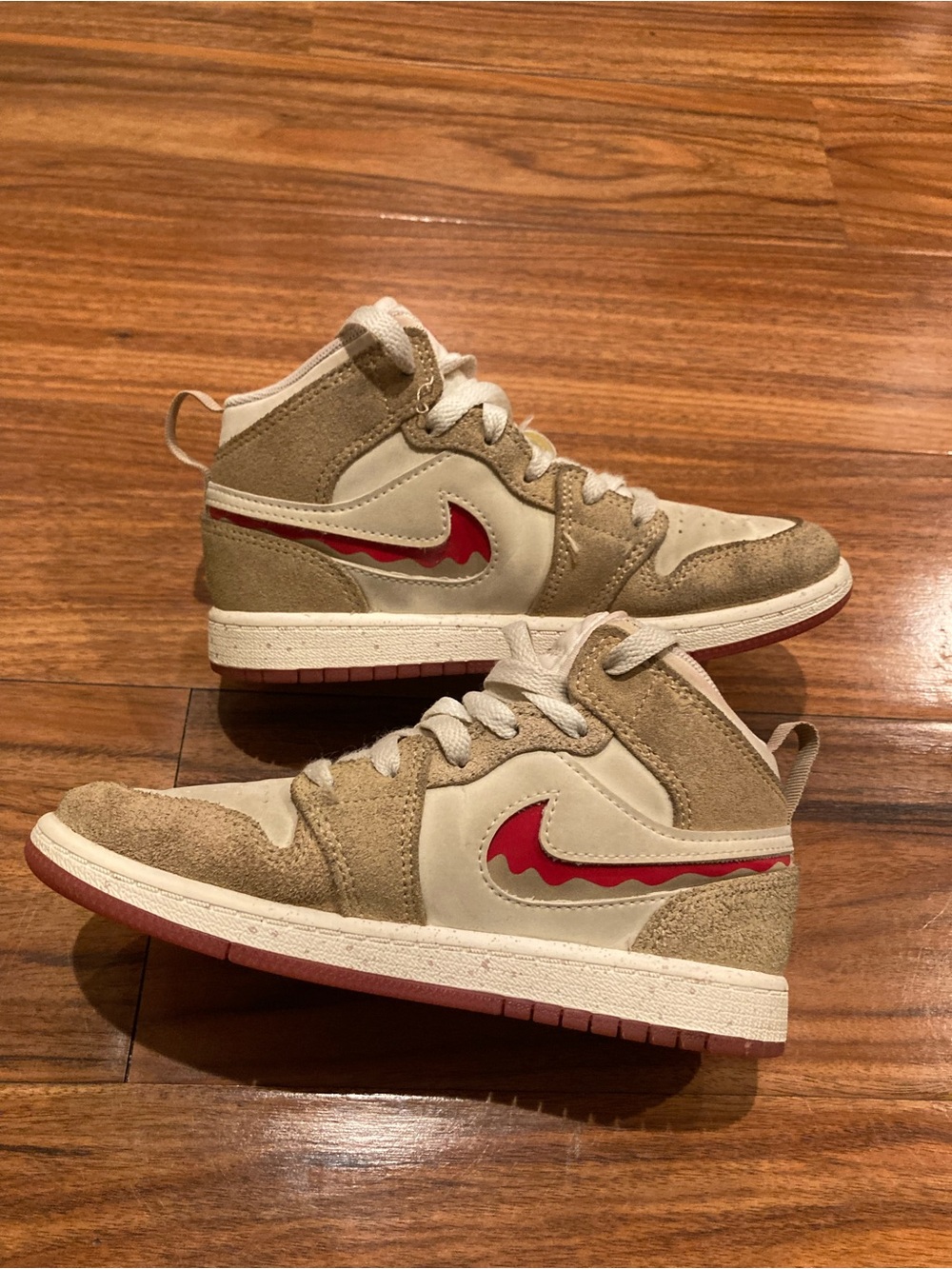 Jordan Air Jordan 1 Mid Kids Sneaker US 13C EU 31 Beige/White/Red Suede